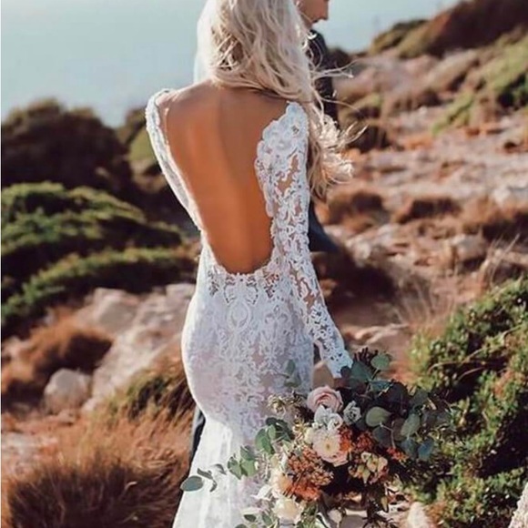 Elegant & exquisite lace mermaid dress with plunging
v neckline & faux pearls. - Picture 1 of 15